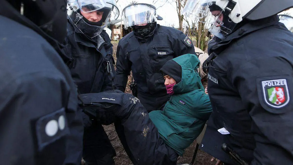 Policía alemana desaloja a activistas que intentan detener la expansión de mina de carbón